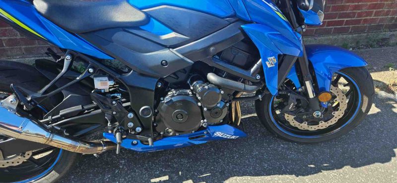 suzuki GSXS750