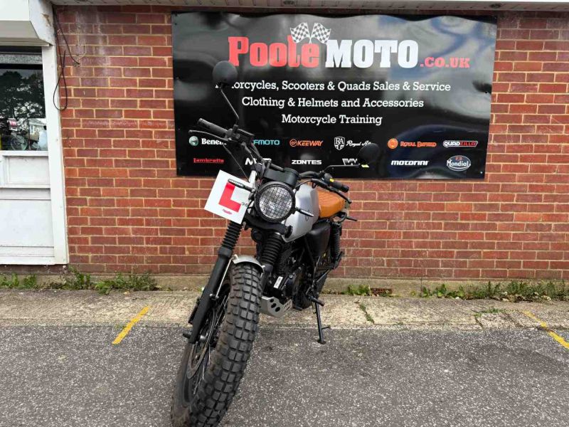 mutt AKITA 125