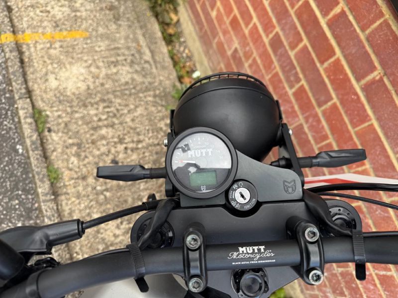 mutt AKITA 125