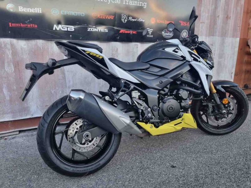 suzuki GSXS750