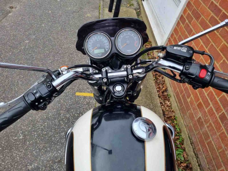 triumph T100