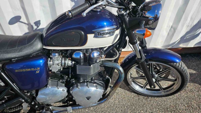 triumph BONNEVILLE 865